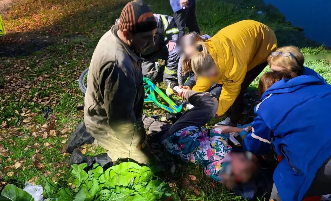 Прионежские пожарные помогли девочке, упавшей с велосипеда